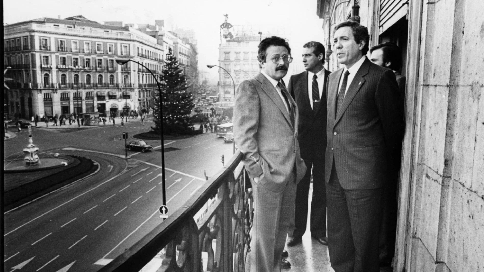 21 de diciembre de 1984:el presidente de la Comunidad de Madrid, Joaquín Leguina, acompañado del ministro del Interior, José Barrionuevo, en el balcón de la Real Casa de Correos.