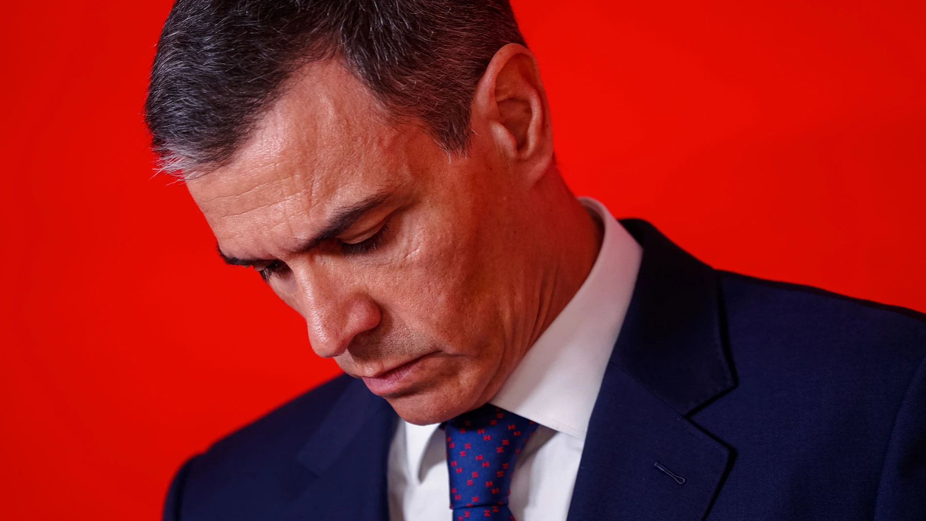 MADRID, 12/06/2025.- El presidente del Gobierno y líder del PSOE, Pedro Sánchez, ha admitido que los socialistas no debieron confiar en su hasta ahora secretario de Organización, Santos Cerdán, cuya dimisión le ha exigido al conocer el informe de la UCO que le implica en supuestos casos de corrupción y ha asegurado que "aunque la decepción es grande, la respuesta será siempre contundente", durante la rueda de prensa ofrecida este jueves en la sede del partido. EFE/Daniel Gonzalez