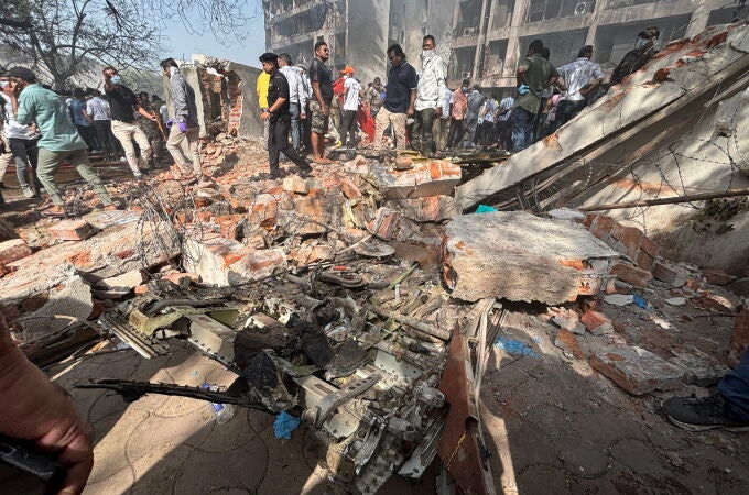 Lugar del accidente aéreo cerca del Aeropuerto Internacional Sardar Vallabhbhai Patel en India, donde se se ha estrellado el vuelo de Air India con destino a Londres con 242 pasajeros