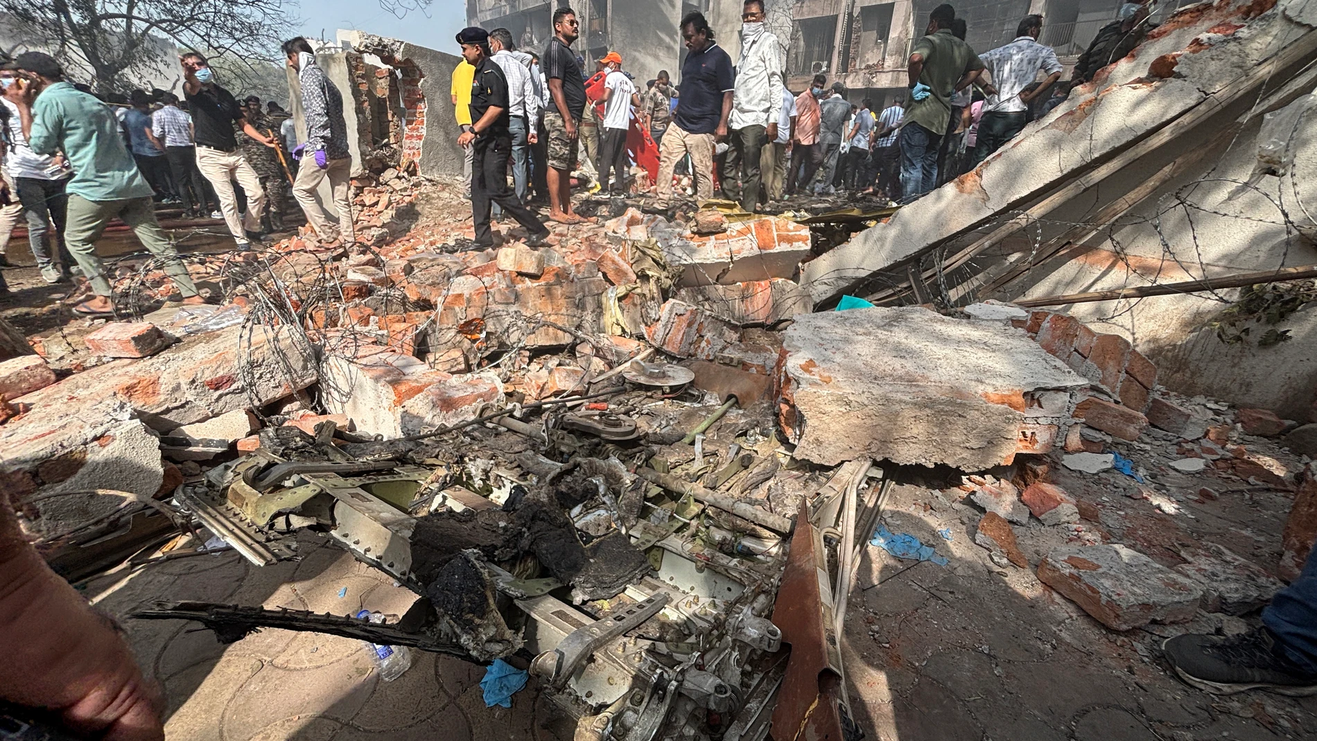 FOTODELDÍA Ahmedabad (India), 12/06/2025.- Lugar del accidente aéreo cerca del Aeropuerto Internacional Sardar Vallabhbhai Patel en Ahmedabad, Gujarat, oeste de la India, este jueves, donde el vuelo AI171 de Air India, con destino a Londres y con 242 pasajeros y tripulantes a bordo de un Boeing 787-8, se estrelló minutos después del despegue en la zona de Meghaninagar de Ahmedabad.EFE/ Siddharaj Solanki