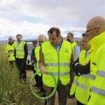 El ministro de Transportes y Movilidad Sostenible, Óscar Puente, se ha desplazado a Manzaneque (Toledo) para conocer sobre el terreno la dinámica y condición de los cortes de cable sufridos en la tarde de ayer en la línea de alta velocidad Madrid-Sevilla. Puente ha asegurado que "la hipótesis más posible es la voluntad deliberada de causar un daño en esta vía". 