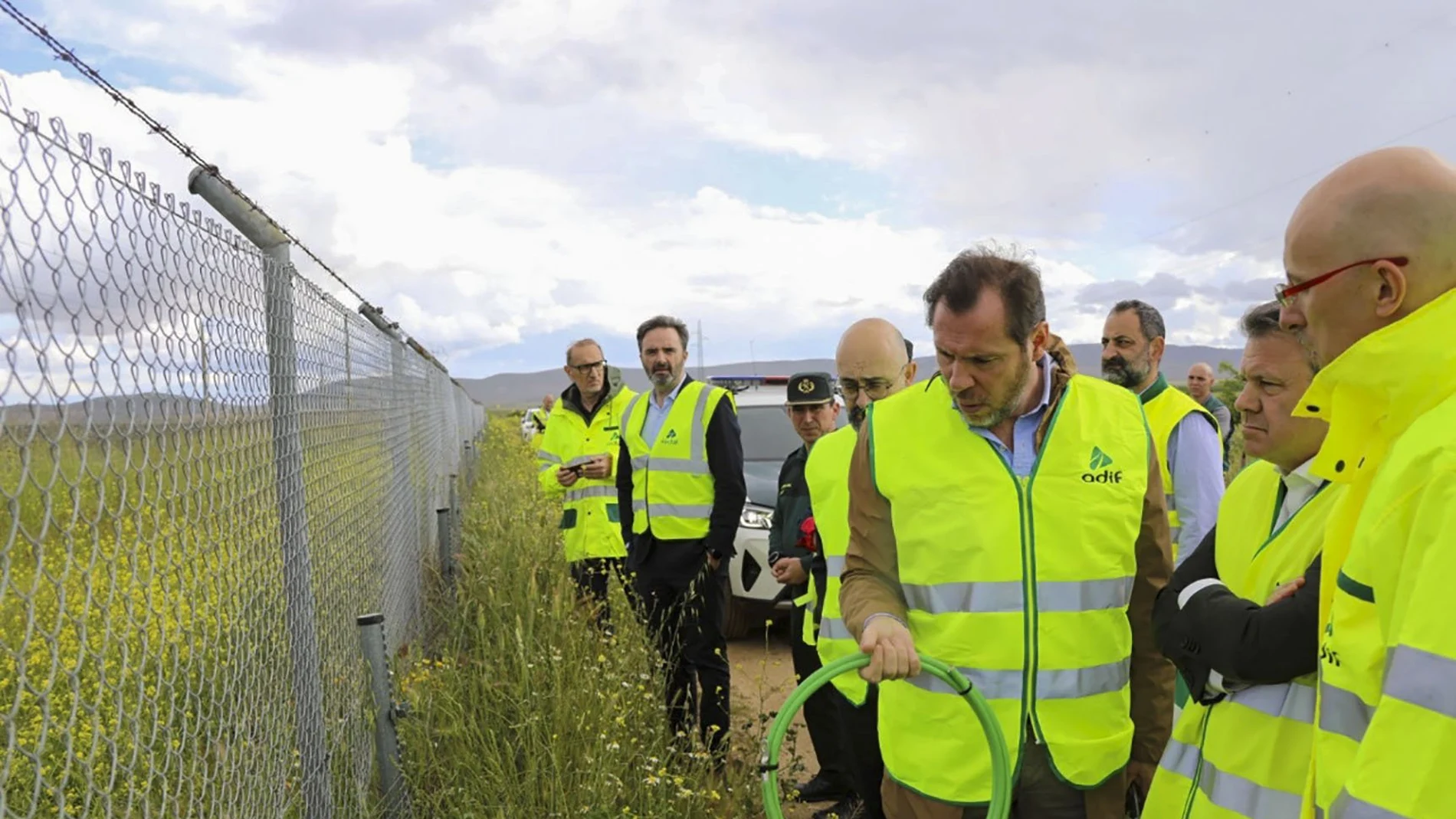 El ministro de Transportes y Movilidad Sostenible, Óscar Puente, se ha desplazado a Manzaneque (Toledo) para conocer sobre el terreno la dinámica y condición de los cortes de cable sufridos en la tarde de ayer en la línea de alta velocidad Madrid-Sevilla. Puente ha asegurado que "la hipótesis más posible es la voluntad deliberada de causar un daño en esta vía".