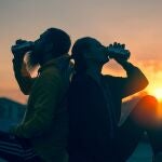 Las bebidas que pueden dañar tu salud mental, según un psiquiatra: "No se les está dando la suficiente relevancia"