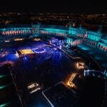 La Plaza de España cuenta con una iluminación especial para los conciertos