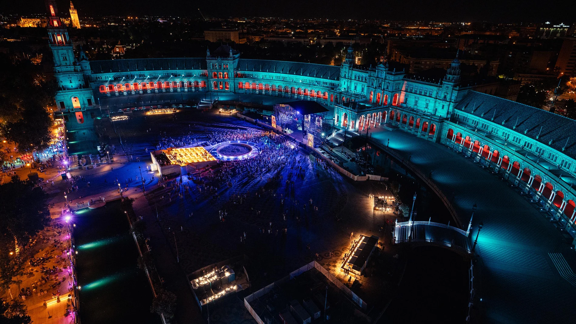 La Plaza de España cuenta con una iluminación especial para los conciertos
