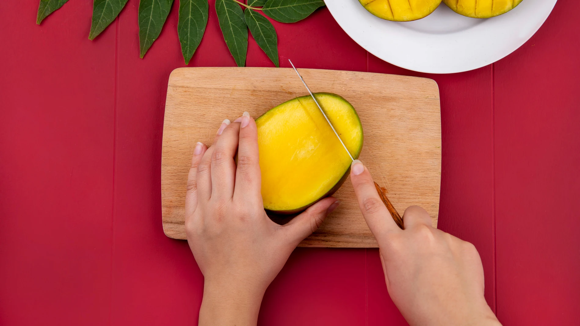 Fruta mango partido manos para mujer menopausia