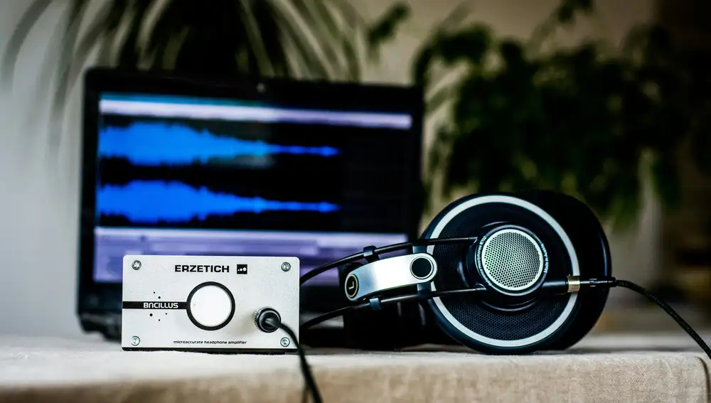 Unos auriculares electrostáticos caros como estos pueden no reflejar la calidad del sonido si el resto de la cadena es débil