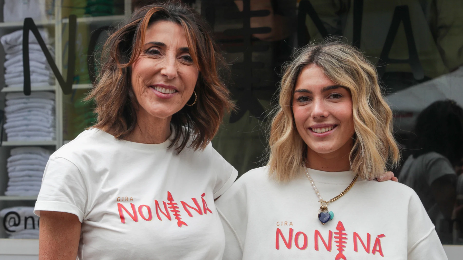 Paz Padilla y Anna Ferrer con la imagen de la raspa de pescado de la polémica