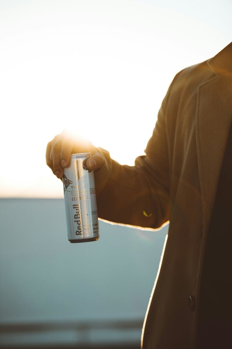 Las bebidas que pueden dañar tu salud mental, según un psiquiatra: &quot;No se les está dando la suficiente relevancia&quot;