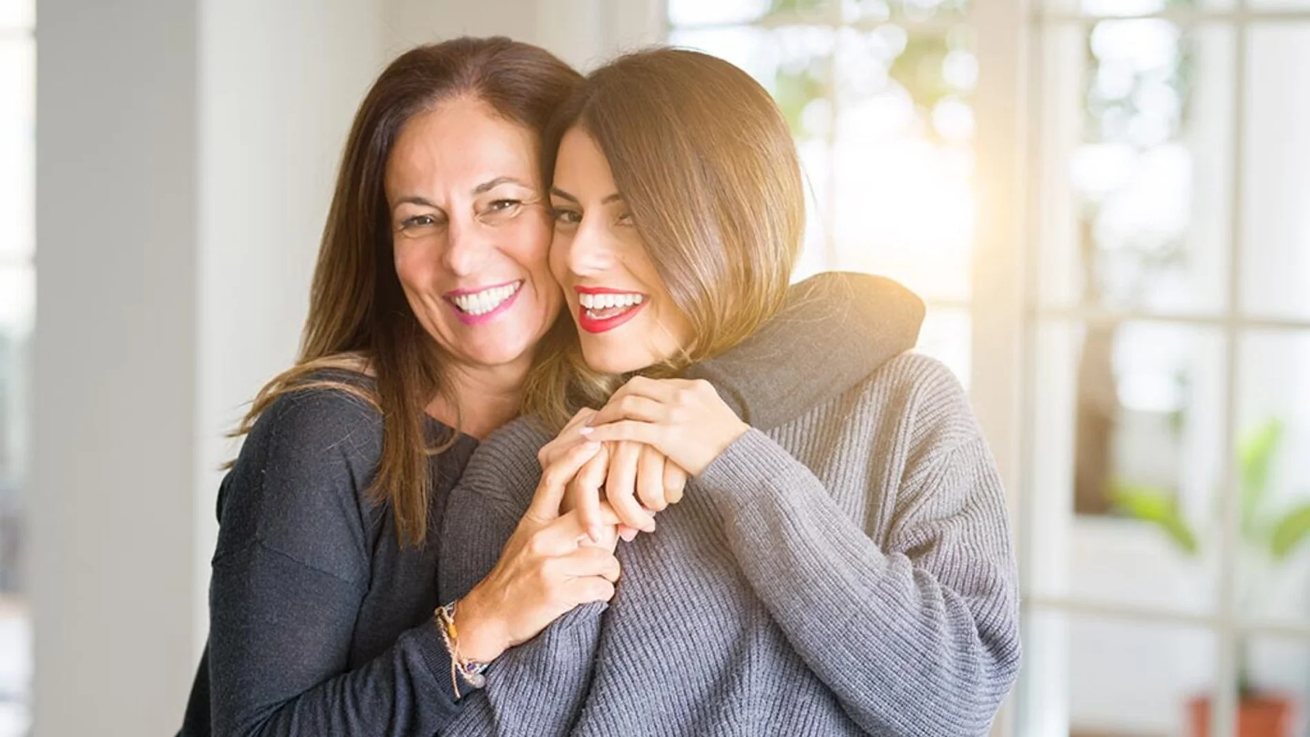 Madre e hija sonriendo