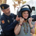 La delegada del Gobierno se prueba una caso de los antidisturbios de la Policía Nacional