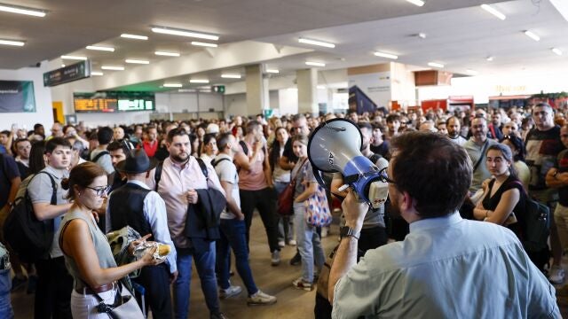  Un empleado informa a los pasajeros sobre los retrasos en la estación de Madrid-Chamartín después de que este jueves la circulación de trenes de alta velocidad se viera interrumpida por una falta de tensión eléctrica en la estación. La circulación de trenes de alta velocidad que unen Madrid-Chamartín con el norte peninsular (Galicia, Asturias, Castilla y León Cantabria) se está recuperando de forma progresiva después de una interrupción por una falta de tensión, ha informado Adif este jueves. 