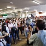  Un empleado informa a los pasajeros sobre los retrasos en la estación de Madrid-Chamartín después de que este jueves la circulación de trenes de alta velocidad se viera interrumpida por una falta de tensión eléctrica en la estación. La circulación de trenes de alta velocidad que unen Madrid-Chamartín con el norte peninsular (Galicia, Asturias, Castilla y León Cantabria) se está recuperando de forma progresiva después de una interrupción por una falta de tensión, ha informado Adif este jueves. 