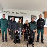 Eugenia Martínez de Irujo junto a Tango y Capone con la asociación Beneméritvn y miembros del servicio cinológico.