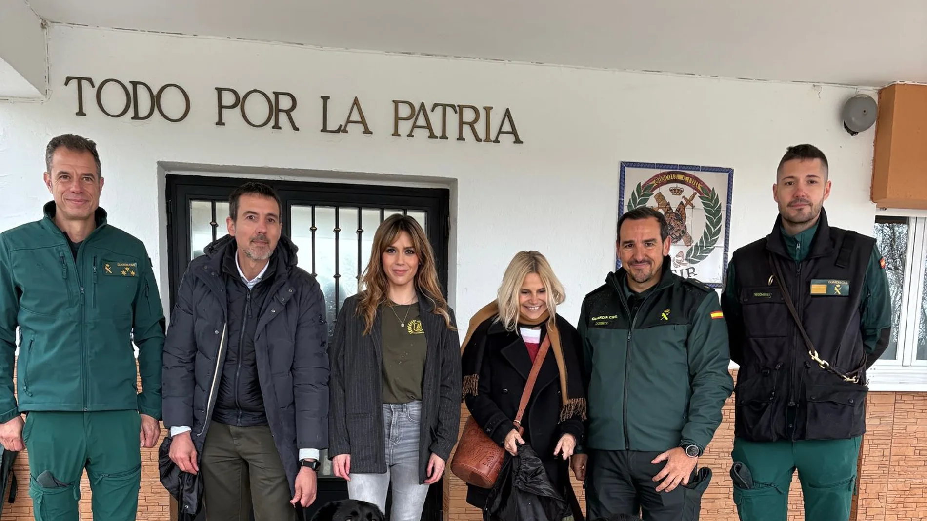 Eugenia Martínez de Irujo junto a Tango y Capone con la asociación Beneméritvn y miembros del servicio cinológico.