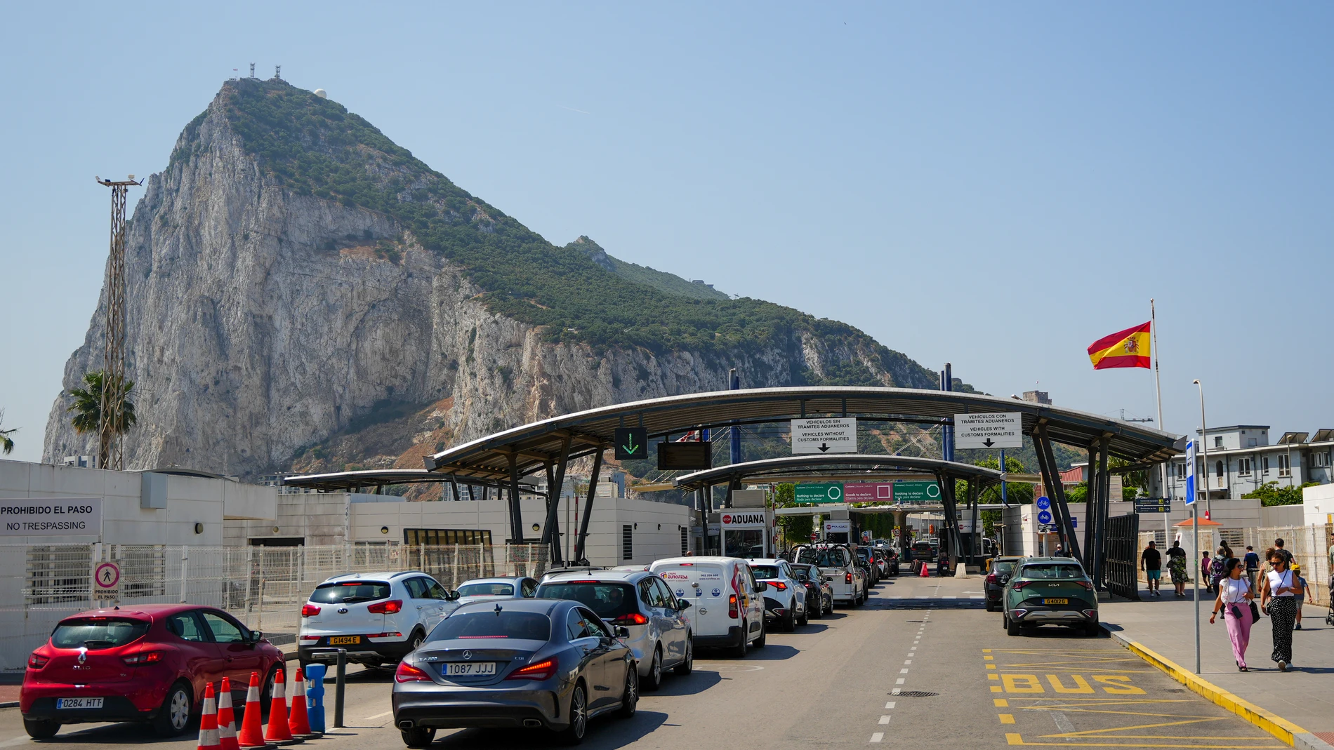 Imágenes de la frontera entre España y el Peñón de Gibraltar. A 12 de junio de 2025 en La Línea de la Concepción, Cádiz (Andalucía). La Unión Europea y Reino Unido han alcanzado este miércoles un acuerdo político con el que poner fin a los cinco años de limbo en que quedó Gibraltar tras el divorcio británico del bloque y que permitirá suprimir la Verja entre España y el Peñón. 12 JUNIO 2025 Francisco J. Olmo / Europa Press 12/06/2025