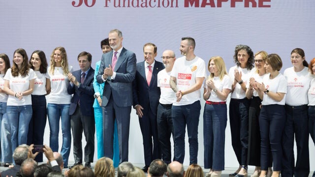 SM El Rey acompañado de Elma Saiz, ministra de Inclusión, Seguridad Social y Migraciones, Antonio Huertas, presidente de Fundación MAPFRE, José Luis Martínez-Almeida, Alcalde de Madrid, y una representación de los voluntarios de la fundación