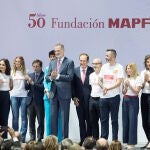 SM El Rey acompañado de Elma Saiz, ministra de Inclusión, Seguridad Social y Migraciones, Antonio Huertas, presidente de Fundación MAPFRE, José Luis Martínez-Almeida, Alcalde de Madrid, y una representación de los voluntarios de la fundación