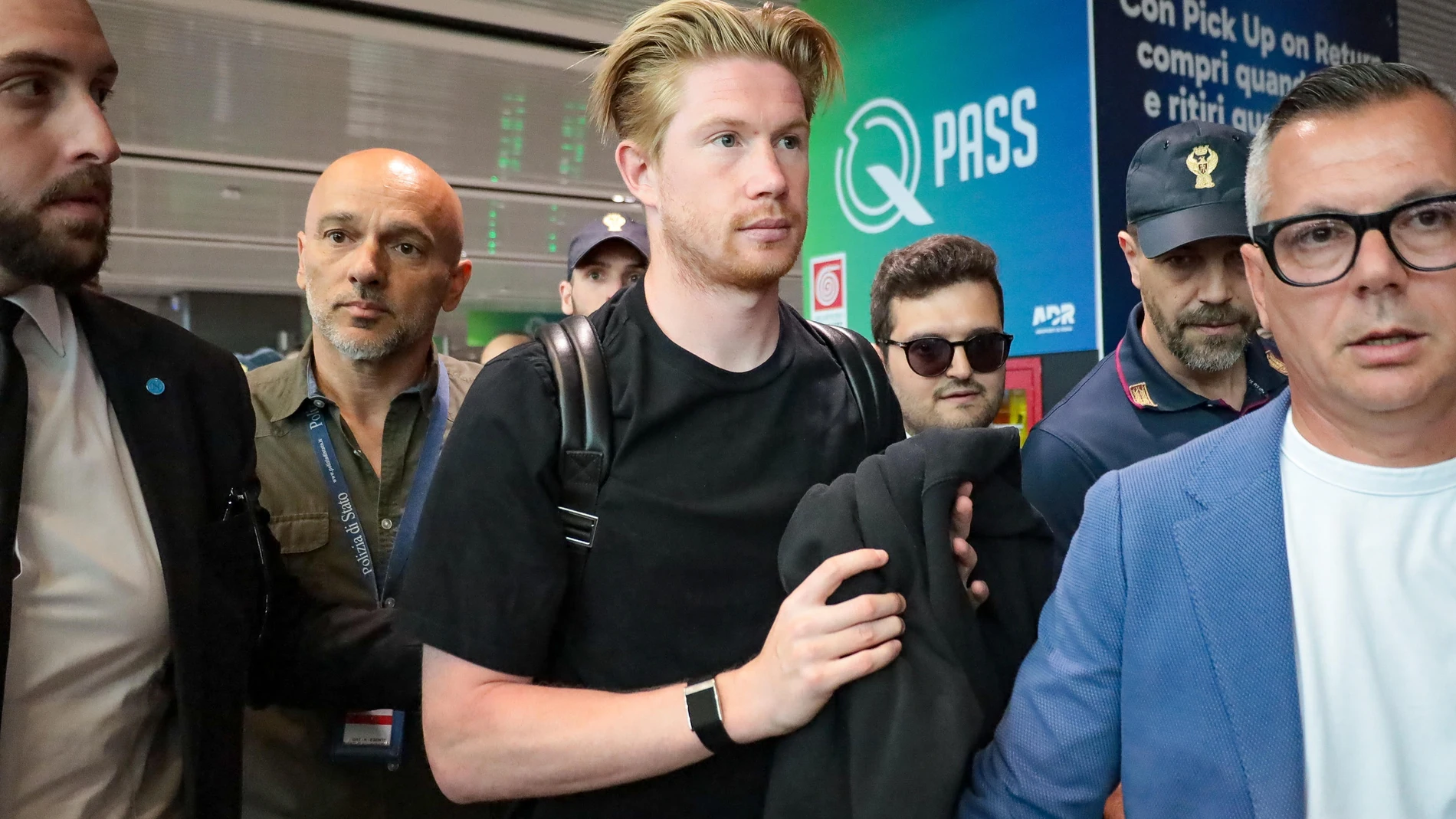 FIUMICINO AIRPORT (ROME) (Italy), 12/06/2025.- Belgian midfielder Kevin De Bruyne (C) arrives at Rome's Fiumicino airport, in Rome, Italy, 12 June 2025. The former Manchester City player will undergo medical examinations in Rome later in the day before signing his contract with SSC Napoli. (Italia, Roma) EFE/EPA/TELENEWS