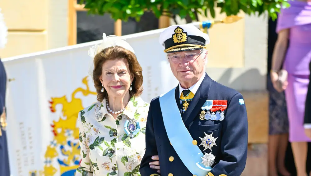 Los reyes Carlos Gustavo y Silvia en el bautizo de su novena nieta