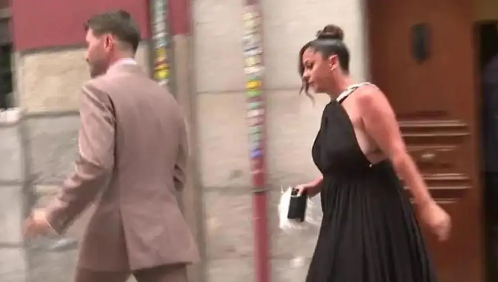 Anabel Pantoja junto a un amigo camino a la boda de Susana Molina