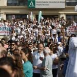GRAFAND9306. MÁLAGA, 13/06/2025.- Sanitarios se concentran a las puertas del Hospital Regional Universitario de Málaga, este viernes en el que l Sindicato Médico de Andalucía (SMA) ha convoca concentraciones en centro sanitarios andaluces con motivo de la huelga de médicos. EFE/Jorge Zapata