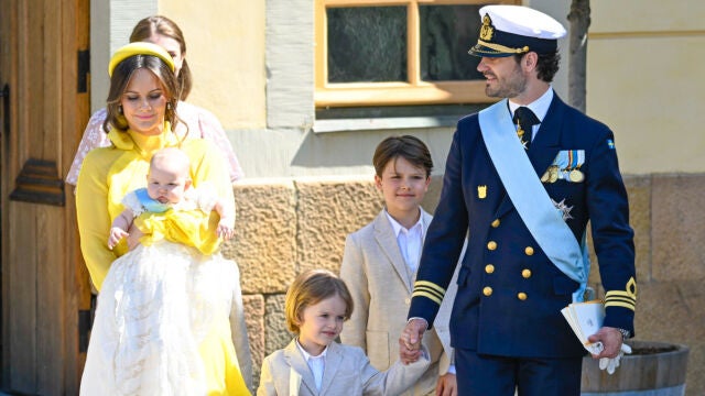 Los príncipes Carlos Felipe y Sofía junto a sus hijos en el bautizo de la princesa Inés