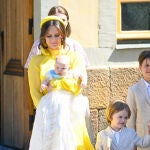 Los príncipes Carlos Felipe y Sofía junto a sus hijos en el bautizo de la princesa Inés