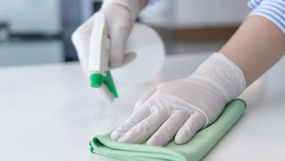 Sin amoniaco, sin vinagre: el truco de un experto para eliminar la grasa de los muebles de la cocina sin estropearlos