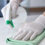 Sin amoniaco, sin vinagre: el truco de un experto para eliminar la grasa de los muebles de la cocina sin estropearlos