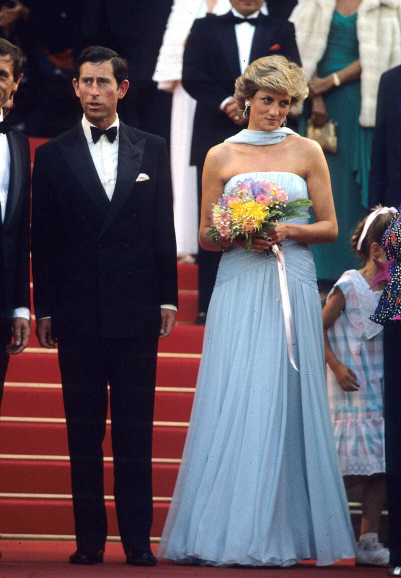 Diana de Gales con vestido celeste en el Festival de Cannes de 1987.