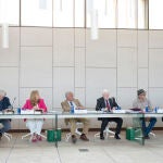 Juan Luis Arsuaga, Cristina Ayala, Gonzalo Santonja, Antonio Miguel Méndez Pozo, Eudald Carbonell y Borja Suárez, durante el Patronato de la Fundación Atapuerca