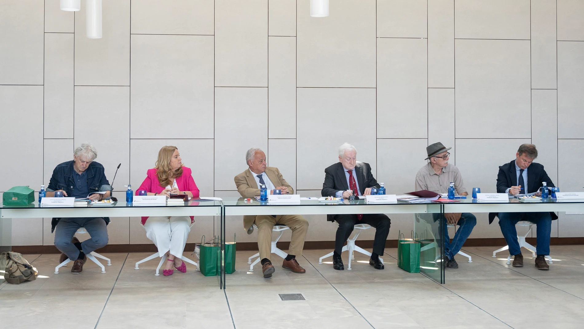 Juan Luis Arsuaga, Cristina Ayala, Gonzalo Santonja, Antonio Miguel Méndez Pozo, Eudald Carbonell y Borja Suárez, durante el Patronato de la Fundación Atapuerca