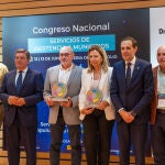 El consejero de la Presidencia, Luis Miguel González Gago, y el presidente de la Diputación de Valladolid, Conrado Íscar, entregan los premios a la mejor práctica y a la mejor idea de innovación en el Congreso Nacional de Servicios de Asistencia a Municipios