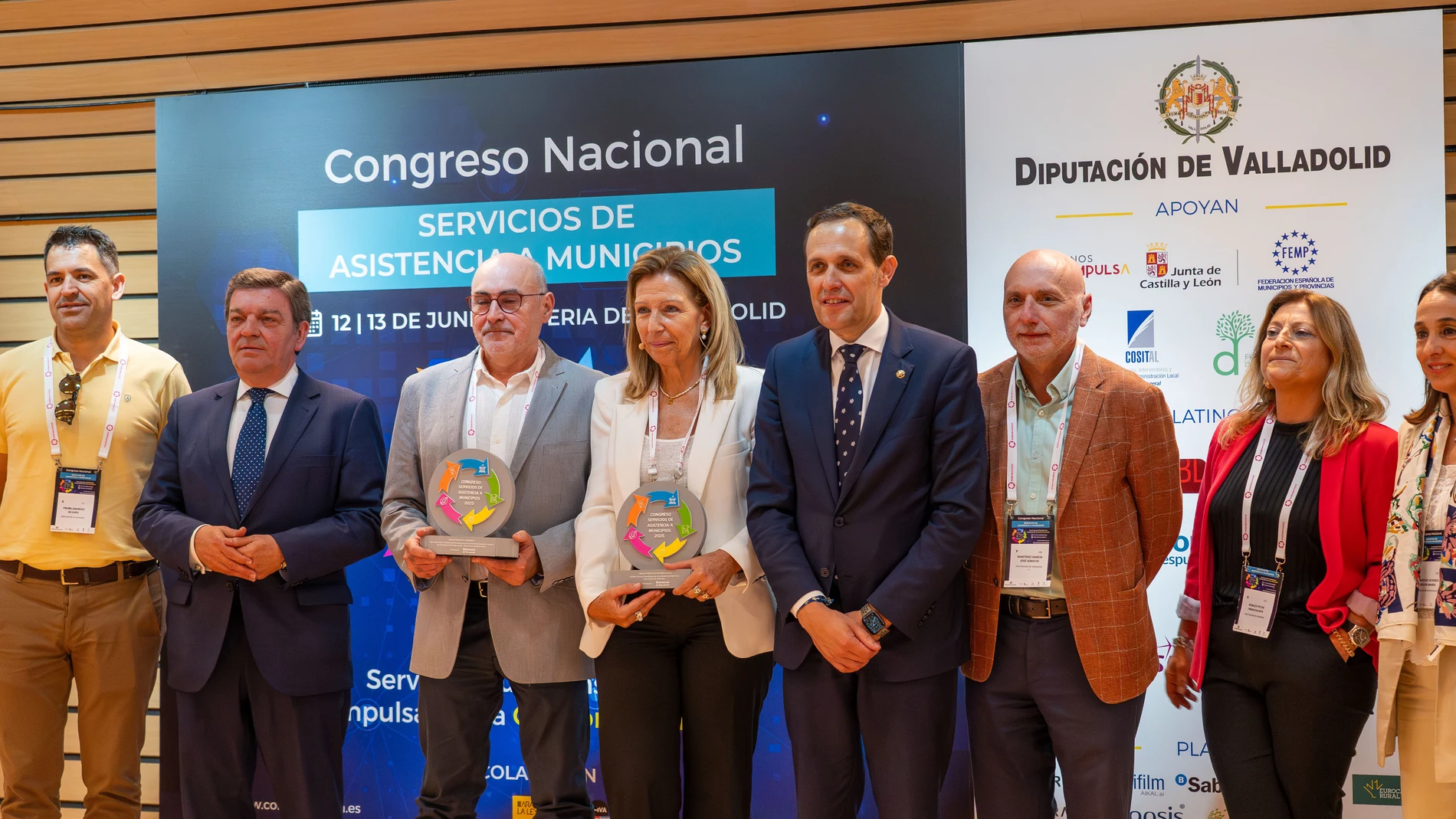 El consejero de la Presidencia, Luis Miguel González Gago, y el presidente de la Diputación de Valladolid, Conrado Íscar, entregan los premios a la mejor práctica y a la mejor idea de innovación en el Congreso Nacional de Servicios de Asistencia a Municipios