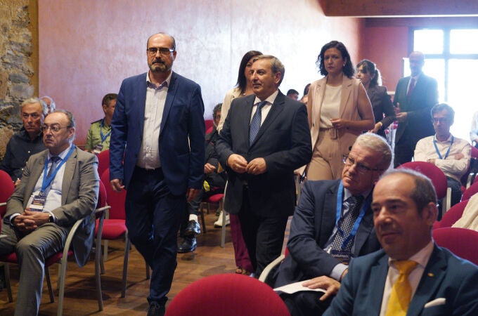 Sanz Merino llega al foro junto a Marco Morala y Lidia Coca