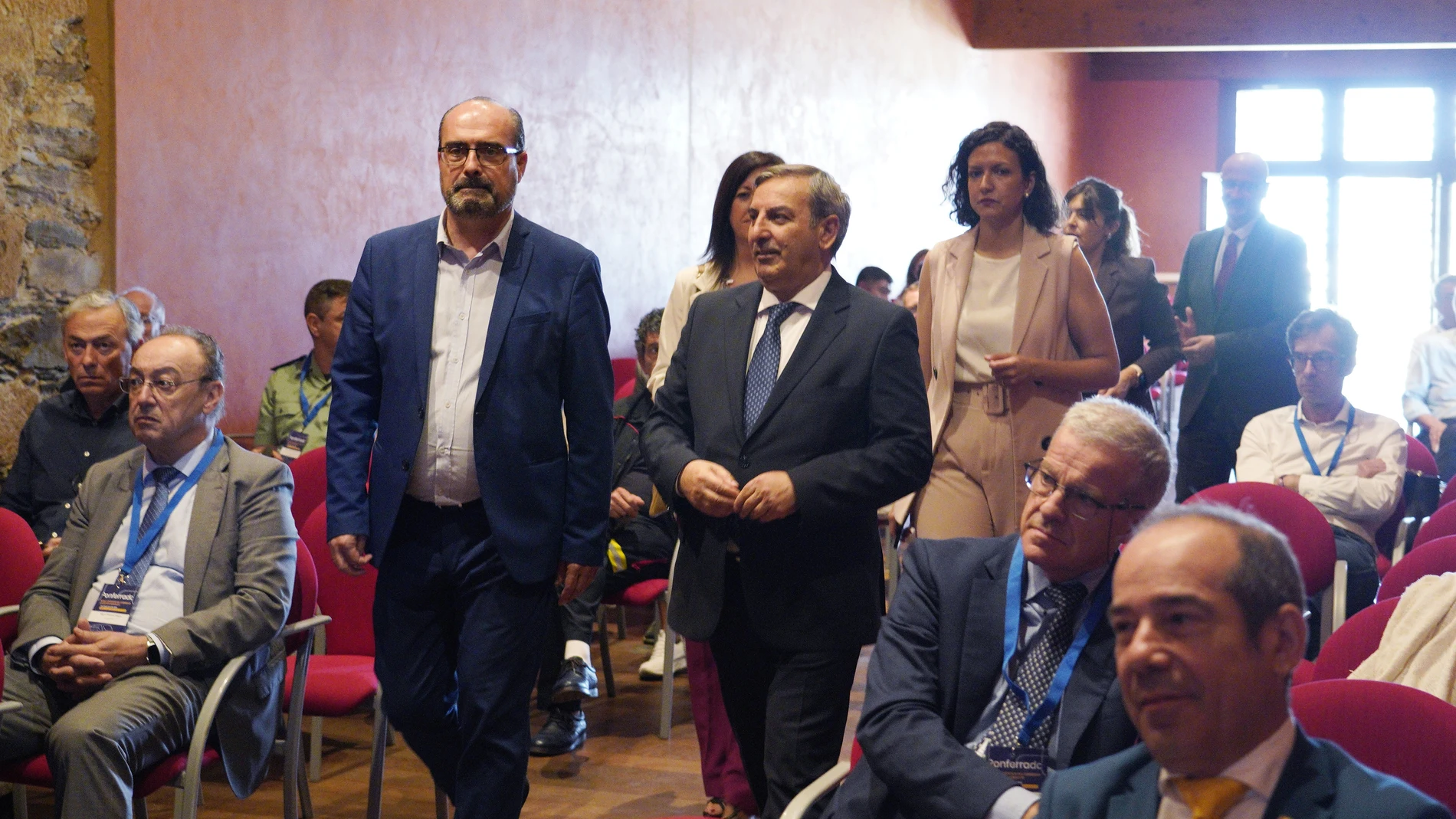 Sanz Merino llega al foro junto a Marco Morala y Lidia Coca