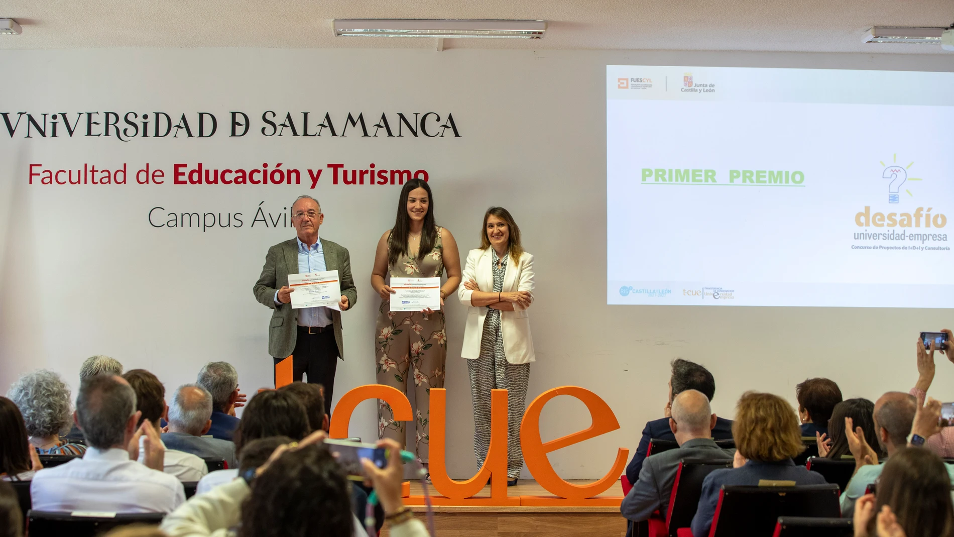 La consejera de Educación, Roció Lucas, preside el acto de entrega de premios del programa TCUE