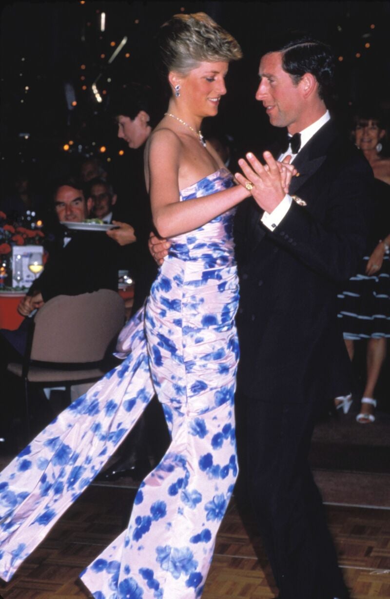 Lady Di con vestido de estampado floral.
