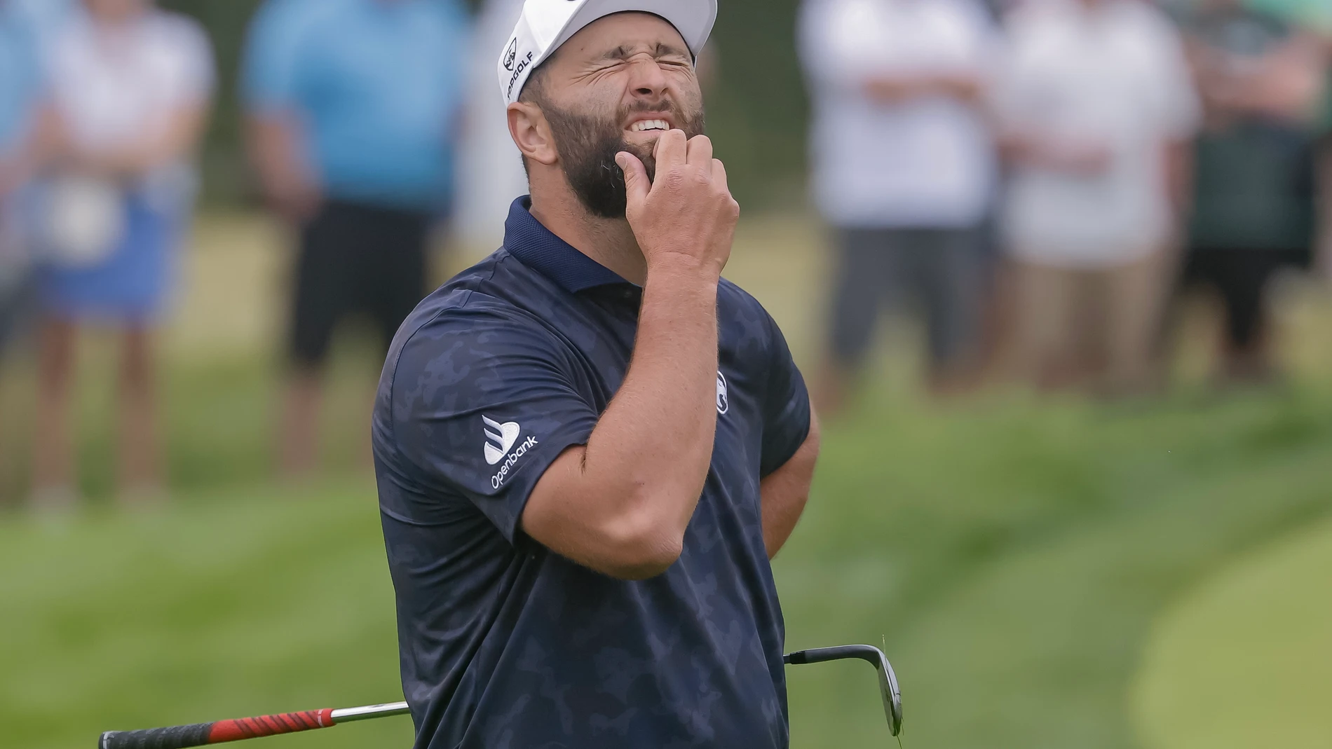 OAKMONT (United States), 13/06/2025.- Jon Rahm of Spain reacts after missing a chip on the first hole during the second round of the 2025 US Open golf tournament at the Oakmont Country Club in Oakmont, Pennsylvania, USA, 13 June 2025. (España) EFE/EPA/ERIK S. LESSER