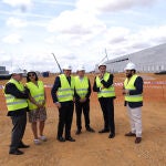 Los consejeros de Economía y Hacienda, Carlos Fernández Carriedo, y de Medio Ambiente, Vivienda y Ordenación del Territorio, Juan Carlos Suárez-Quiñones, han visitado esta mañana las obras de construcción del Centro Logístico del Grupo DIA en el parque empresarial de Villadangos del Páramo