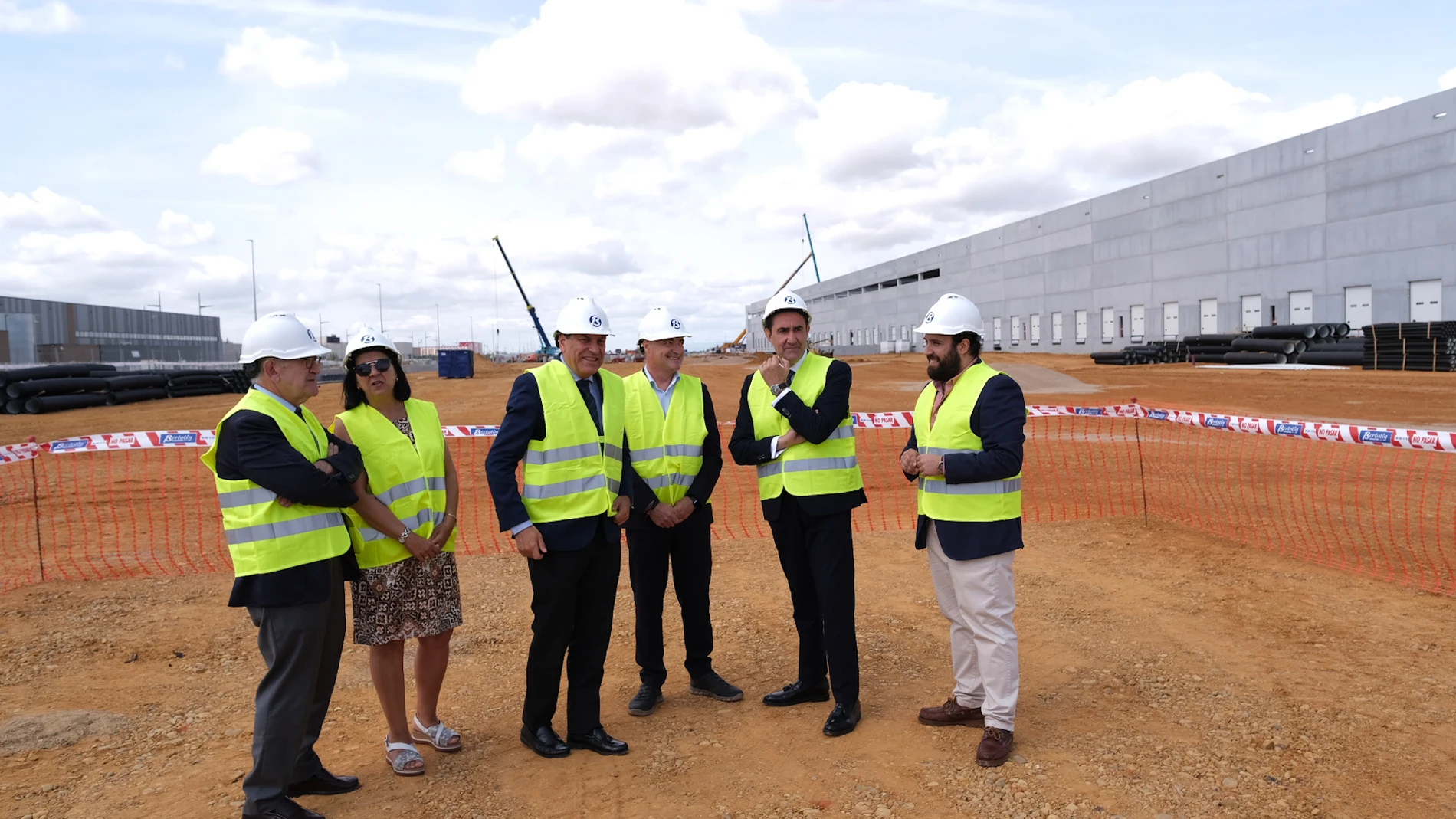 Los consejeros de Economía y Hacienda, Carlos Fernández Carriedo, y de Medio Ambiente, Vivienda y Ordenación del Territorio, Juan Carlos Suárez-Quiñones, han visitado esta mañana las obras de construcción del Centro Logístico del Grupo DIA en el parque empresarial de Villadangos del Páramo