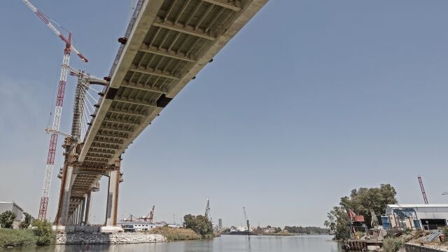 Obras del puente del Quinto Centenario en Sevilla