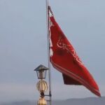 La "bandera roja de la venganza" que Irán iza en una mezquita iraní ha sido levantada tras los ataques de Israel para matar al jefe de la Guardia Revolucionaria