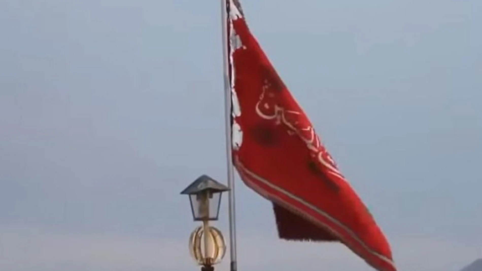 La "bandera roja de la venganza" que Irán iza en una mezquita iraní ha sido levantada tras los ataques de Israel para matar al jefe de la Guardia Revolucionaria