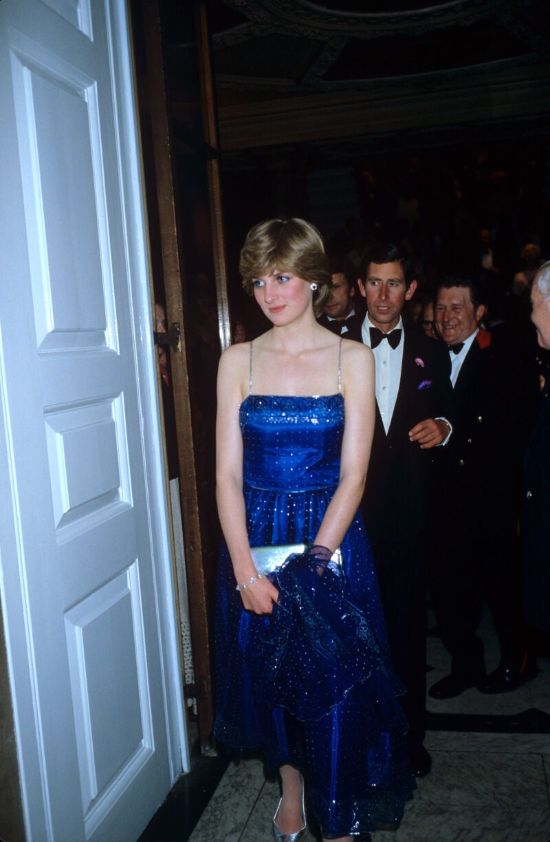 Lady Di con vestido de lentejuelas en marino.