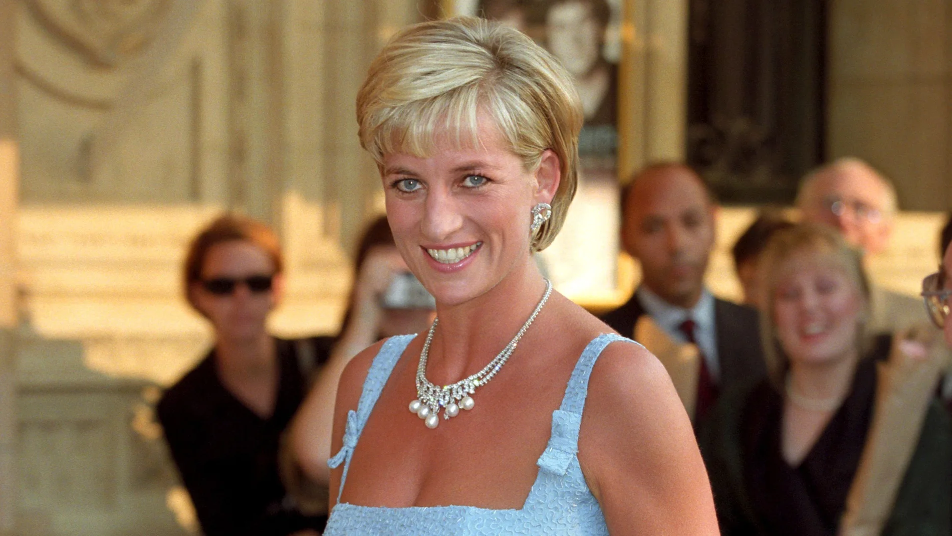 Diana de Gales con look de invitada.