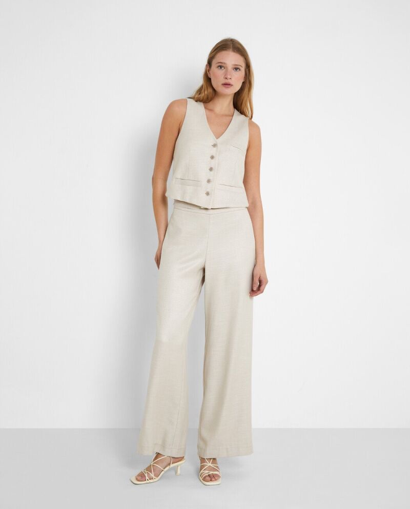 Pantalón corte fluido.