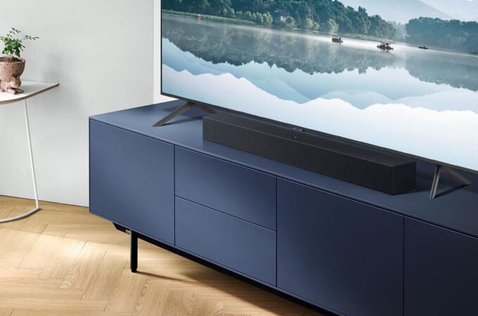 La barra de sonido Samsung HW-C400/ZF se puede conectar de forma inalámbrica y por cable