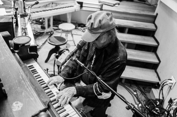 Neil Young, en su estudio, en una imagen promocional